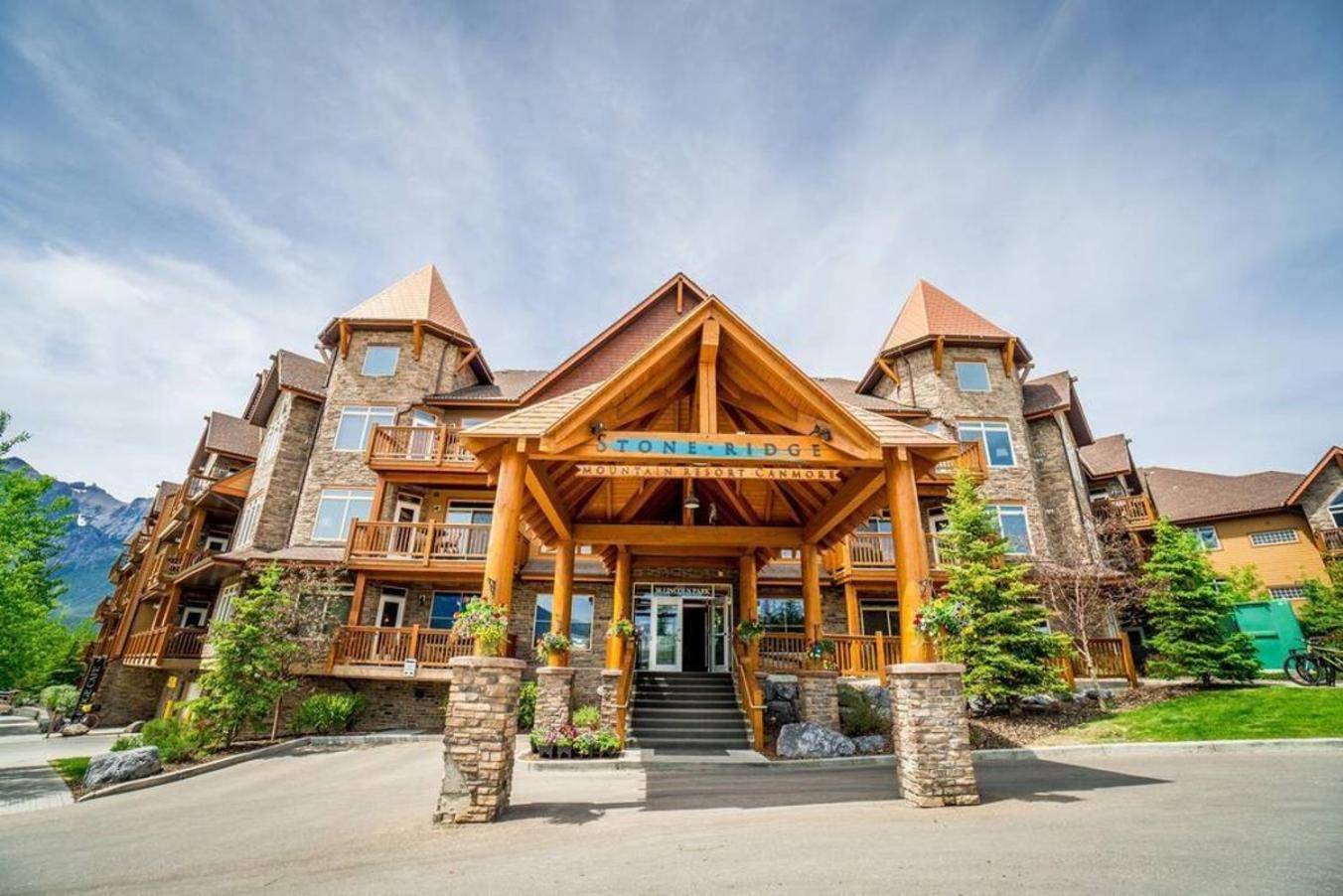 Spacious Penthouse Suite-king Beds-pool & Hot Tub Canmore