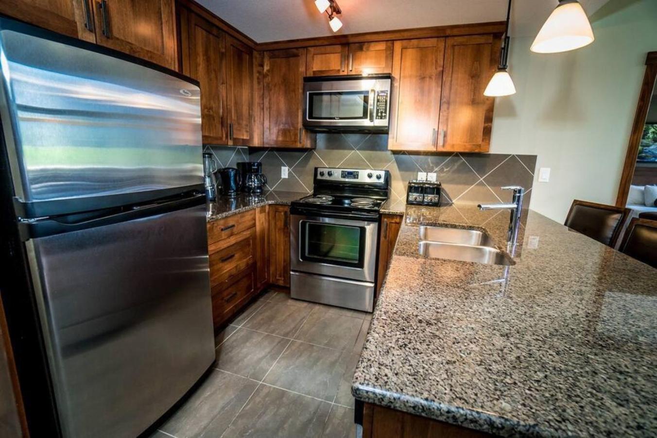 Spacious Penthouse Suite-king Beds-pool & Hot Tub Holiday home Canmore