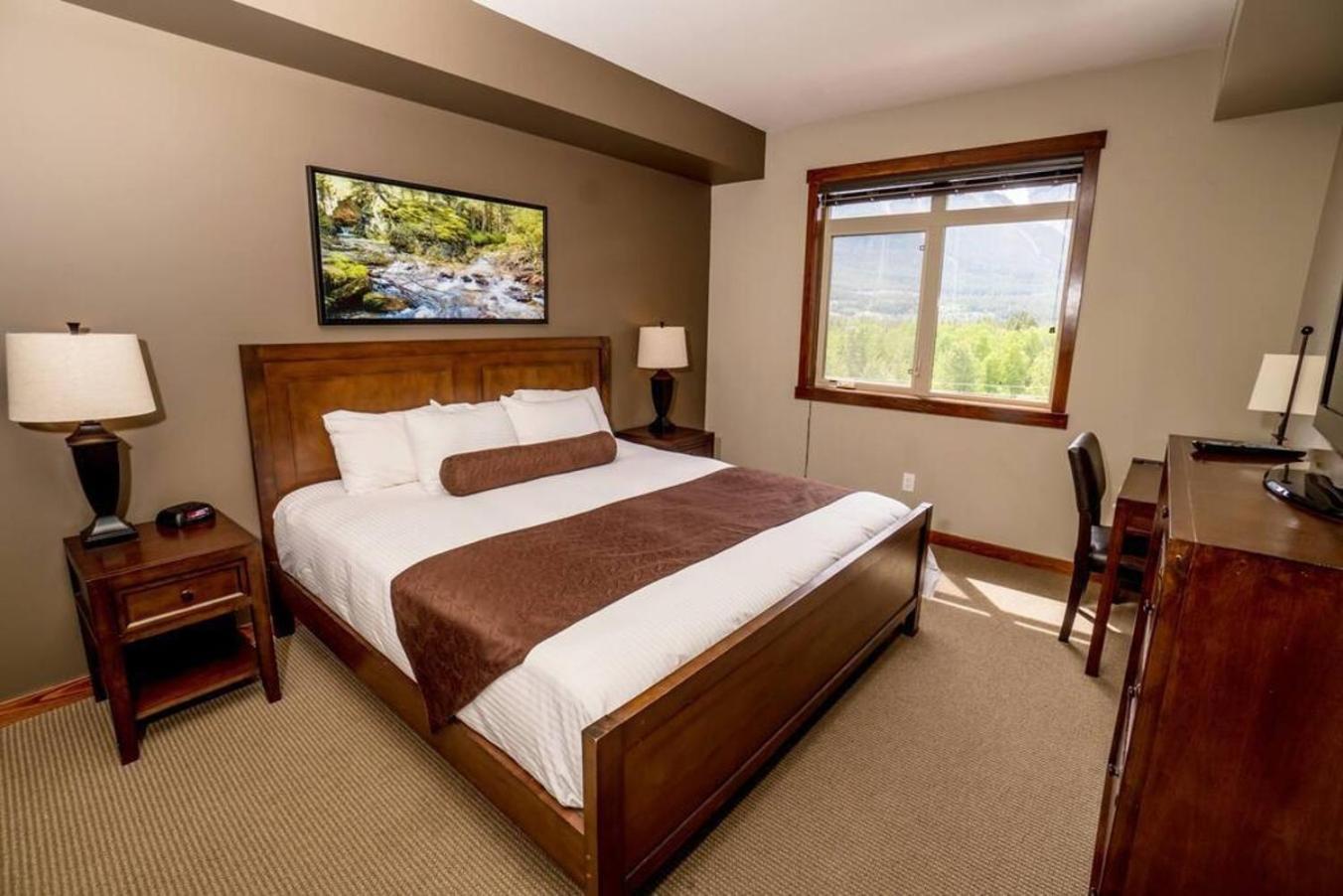 Spacious Penthouse Suite-king Beds-pool & Hot Tub * Canmore