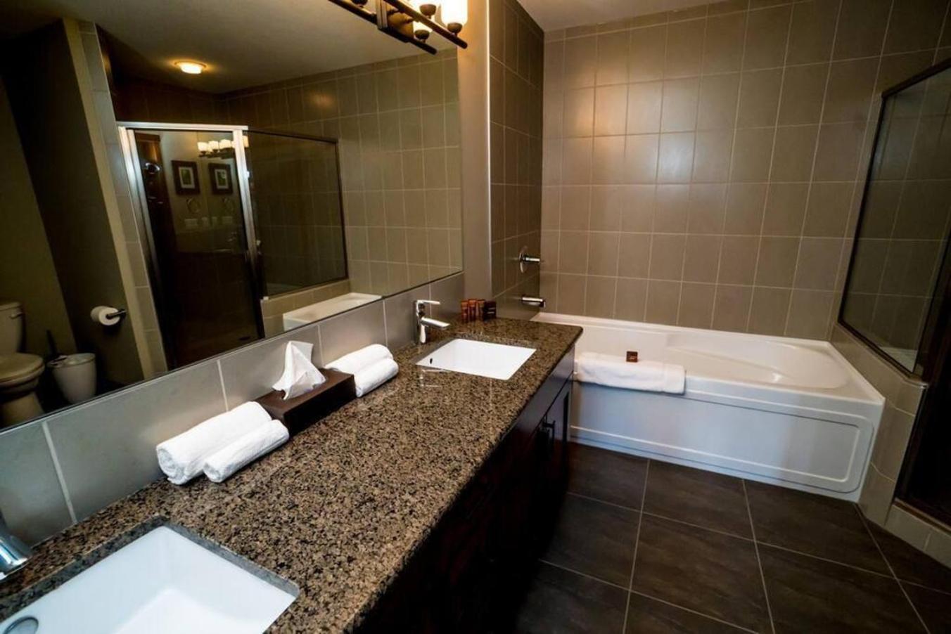 Spacious Penthouse Suite-king Beds-pool & Hot Tub Holiday home Canmore