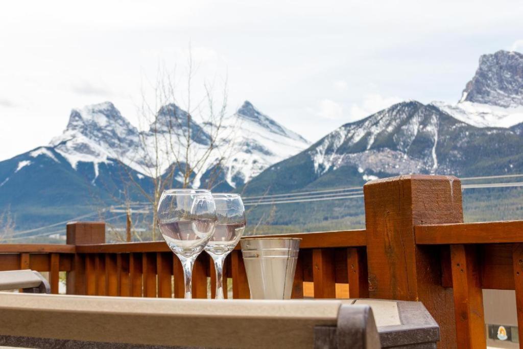 Spacious Penthouse Suite-king Beds-pool & Hot Tub Canmore